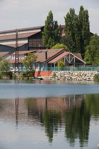Pignons de l'aciérie et magasins industriels depuis le sud-est. © Jérôme Mongreville / Région Bourgogne-Franche-Comté, Inventaire du patrimoine - 2012