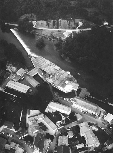 Vue aérienne depuis l'ouest. © Raphaël  Favereaux (reproduction) / Région Bourgogne-Franche-Comté, Inventaire du patrimoine - 2012