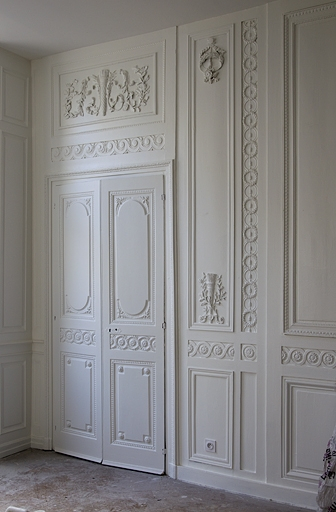 Intérieur : détail d'une partie des lambris d'un salon, au rez-de-chaussée de l'aile gauche. © Yves Sancey / Région Bourgogne-Franche-Comté, Inventaire du patrimoine - 2012