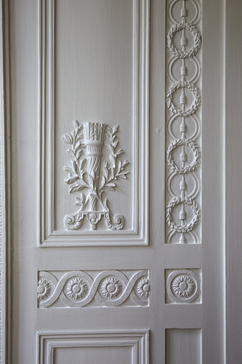 Intérieur, salon du rez-de-chaussée de l'aile gauche : détail du décor d'un panneau de lambris. © Yves Sancey / Région Bourgogne-Franche-Comté, Inventaire du patrimoine - 2012