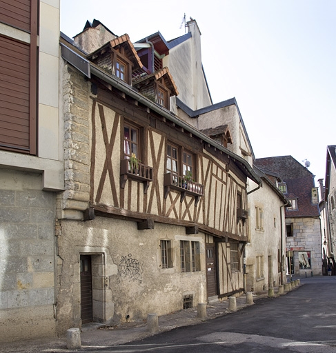 Maison : vue d'ensemble de la façade antérieure à pans de bois, de trois quarts gauche. © Yves Sancey / Région Bourgogne-Franche-Comté, Inventaire du patrimoine - 2012