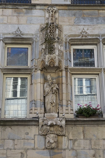 Maison de ville de l'abbaye de la Charité, façade antérieure : détail de la niche, vue rapprochée. © Yves Sancey / Région Bourgogne-Franche-Comté, Inventaire du patrimoine - 2012