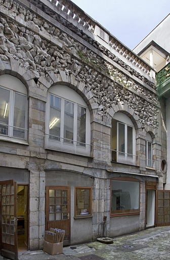Maison de l'architecte Marnotte : vue du bâtiment des remises et écurie : de trois quarts gauche. © Yves Sancey / Région Bourgogne-Franche-Comté, Inventaire du patrimoine - 2012