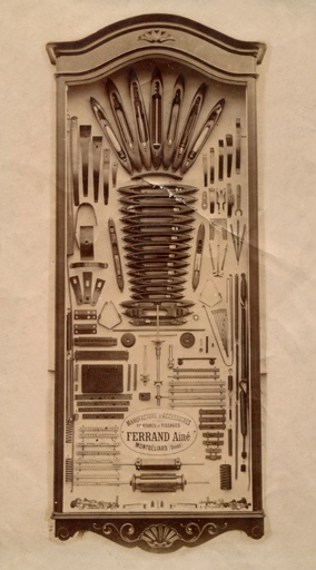 Vitrine-présentoir d'articles Ferrand Aîné. © Raphaël  Favereaux (reproduction) / Région Bourgogne-Franche-Comté, Inventaire du patrimoine - 2012