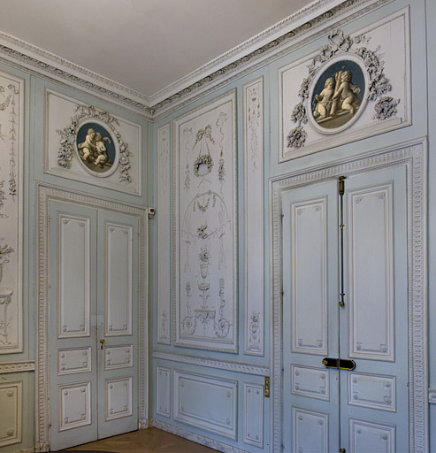 Intérieur, salon du rez-de-chaussée : détail des lambris dans un angle de la pièce. © Yves Sancey / Région Bourgogne-Franche-Comté, Inventaire du patrimoine - 2012