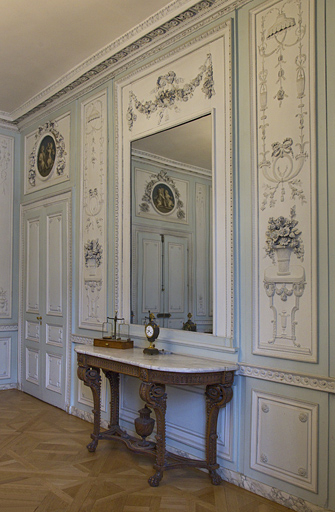 Intérieur, salon du rez-de-chaussée : vue d'ensemble de la console dans son décor de lambris. © Yves Sancey / Région Bourgogne-Franche-Comté, Inventaire du patrimoine - 2012