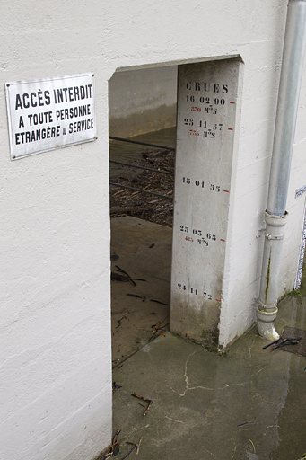 Partie inférieure de la salle des commandes. Marquage du niveau des crues. © Yves Sancey / Région Bourgogne-Franche-Comté, Inventaire du patrimoine - 2012