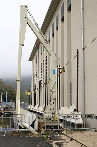 Dégrilleur et façade sud de la centrale. © Yves Sancey / Région Bourgogne-Franche-Comté, Inventaire du patrimoine - 2012