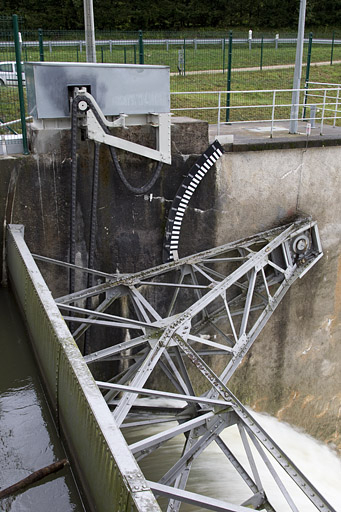 Barrage : système d'ouverture d'une vanne secteur (vanne évacuateur de crue). © Yves Sancey / Région Bourgogne-Franche-Comté, Inventaire du patrimoine - 2012 Barrage : système d'ouverture d'une vanne secteur (vanne évacuateur de crue). © Yves Sancey / Région Bourgogne-Franche-Comté, Inventaire du patrimoine - 2012