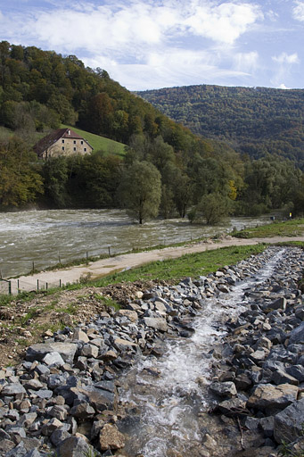 Aménagement pour la dérivation d'un ruisseau, sur la rive droite, en aval du barrage. © Yves Sancey / Région Bourgogne-Franche-Comté, Inventaire du patrimoine - 2012 Aménagement pour la dérivation d'un ruisseau, sur la rive droite, en aval du barrage. © Yves Sancey / Région Bourgogne-Franche-Comté, Inventaire du patrimoine - 2012