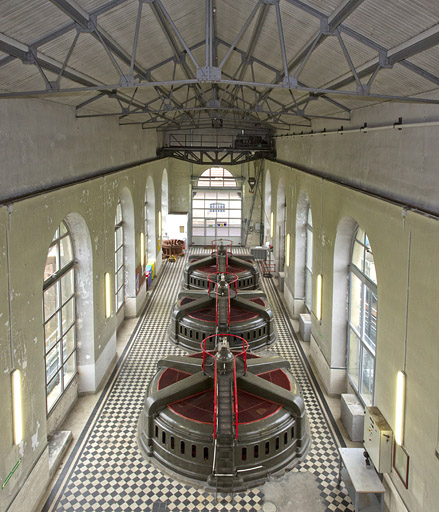 Salle des machines. Alignement des groupes turbo-alternateurs. © Yves Sancey / Région Bourgogne-Franche-Comté, Inventaire du patrimoine - 2012 Salle des machines. Alignement des groupes turbo-alternateurs. © Yves Sancey / Région Bourgogne-Franche-Comté, Inventaire du patrimoine - 2012