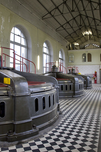 Alignement des groupes turbo-alternateurs dans la salle des machines.  © Yves Sancey / Région Bourgogne-Franche-Comté, Inventaire du patrimoine - 2012 Alignement des groupes turbo-alternateurs dans la salle des machines.  © Yves Sancey / Région Bourgogne-Franche-Comté, Inventaire du patrimoine - 2012
