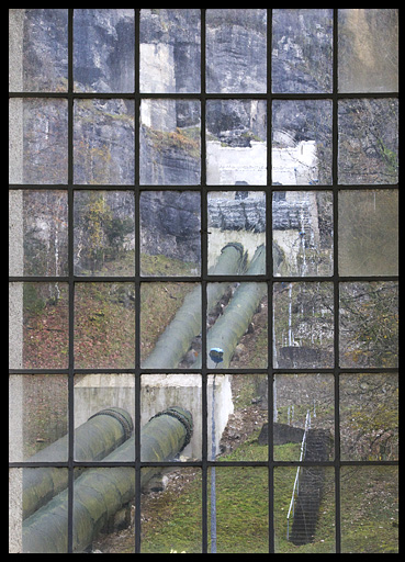 Conduite forcée, vue depuis l'intérieur de la salle des machines. © Yves Sancey / Région Bourgogne-Franche-Comté, Inventaire du patrimoine - 2012 Conduite forcée, vue depuis l'intérieur de la salle des machines. © Yves Sancey / Région Bourgogne-Franche-Comté, Inventaire du patrimoine - 2012