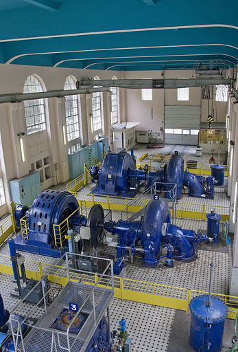 Centrale : vue plongeante à l'intérieur de la salle des machines. © Yves Sancey / Région Bourgogne-Franche-Comté, Inventaire du patrimoine - 2012 Centrale : vue plongeante à l'intérieur de la salle des machines. © Yves Sancey / Région Bourgogne-Franche-Comté, Inventaire du patrimoine - 2012