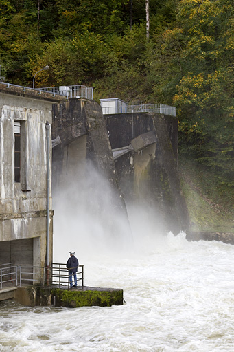Agent EDF observant les remous à l'aval du barrage, en période de crue. © Yves Sancey / Région Bourgogne-Franche-Comté, Inventaire du patrimoine - 2012 Agent EDF observant les remous à l'aval du barrage, en période de crue. © Yves Sancey / Région Bourgogne-Franche-Comté, Inventaire du patrimoine - 2012