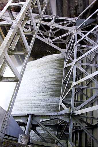 Barrage : passage de l'eau sous une vanne. © Yves Sancey / Région Bourgogne-Franche-Comté, Inventaire du patrimoine - 2012 Barrage : passage de l'eau sous une vanne. © Yves Sancey / Région Bourgogne-Franche-Comté, Inventaire du patrimoine - 2012