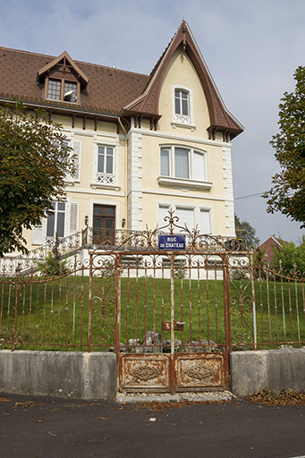 Grille d'entrée. © Yves Sancey / Région Bourgogne-Franche-Comté, Inventaire du patrimoine - 2012 Grille d'entrée. © Yves Sancey / Région Bourgogne-Franche-Comté, Inventaire du patrimoine - 2012