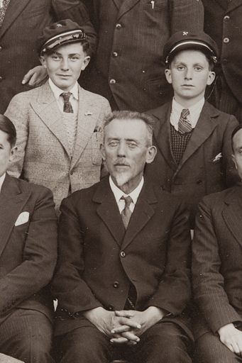 1° année [détail centré sur le directeur Octave Prélat], décennies 1930-1940. © Yves  Sancey (reproduction) / Région Bourgogne-Franche-Comté, Inventaire du patrimoine - 2012