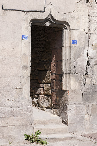 Maison 25 et 27 Grande Rue : la porte, qui ouvre sur un couloir traversant menant à la cour, possède un linteau en accolade (17e siècle ?).  © Jérôme Mongreville / Région Bourgogne-Franche-Comté, Inventaire du patrimoine - 2012