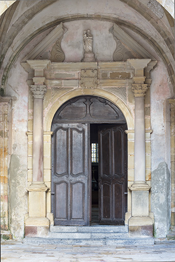 porche © Mary Ruffinoni / Région Bourgogne-Franche-Comté, Inventaire du patrimoine - 2012 porche © Mary Ruffinoni / Région Bourgogne-Franche-Comté, Inventaire du patrimoine - 2012