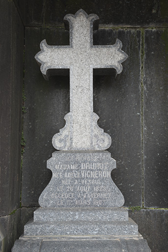 Monument funéraire de la famille Druhot. Tombeau d'Adèle Vigneron, épouse de Jean-Charles Druhot : la croix. © Mary Ruffinoni / Région Bourgogne-Franche-Comté, Inventaire du patrimoine - 2012