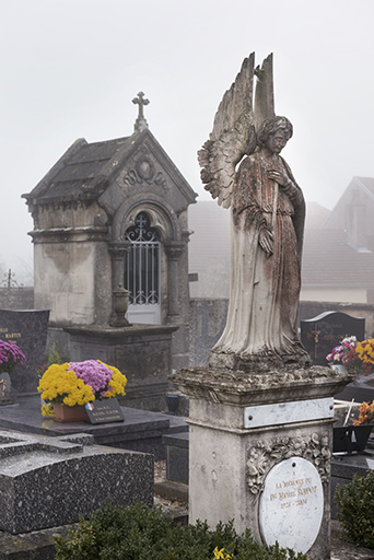 Tombeau du docteur Michel Roidot, avec au second plan le monument funéraire des familles Seurot, Bregand et Druais. © Mary Ruffinoni / Région Bourgogne-Franche-Comté, Inventaire du patrimoine - 2012