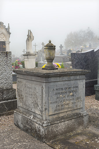 Tombeau de Claude-Antoine Sandoz (1839-1909) et d'Augustine Sandoz (1867-1885). © Mary Ruffinoni / Région Bourgogne-Franche-Comté, Inventaire du patrimoine - 2012