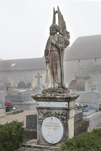 Tombeau du docteur Michel Roidot (1924-2004) : vue générale en direction de la rue du Général Rebillot. © Mary Ruffinoni / Région Bourgogne-Franche-Comté, Inventaire du patrimoine - 2012