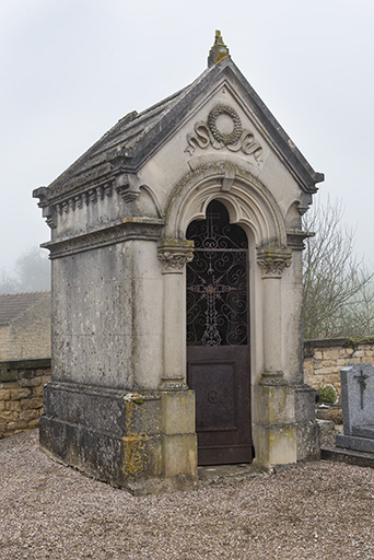 Monument funéraire de la famille Villemin-Viard et Villemin-Durget, de style néo-gothique (linteau trilobé). © Mary Ruffinoni / Région Bourgogne-Franche-Comté, Inventaire du patrimoine - 2012