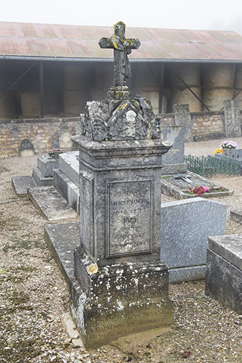 Tombeau de Laurent Marchal. Epitaphe gravée sur la face antérieure : ICI REPOSE/ LAURENT MARCHAL / DECEDE LE 27BRE / 1881 / UNE PRIERE / S'IL VOUS PLAIT ! Le revers comporte une autre épitaphe. © Mary Ruffinoni / Région Bourgogne-Franche-Comté, Inventaire du patrimoine - 2012
