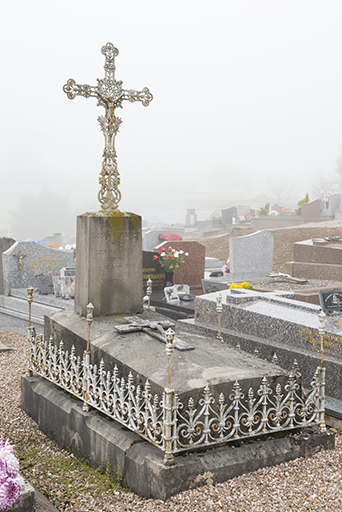 Tombeau de Louise Henry (4 mars 1835-18 août 1900). © Mary Ruffinoni / Région Bourgogne-Franche-Comté, Inventaire du patrimoine - 2012