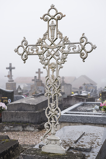 Tombeau précédent. Détail : croix en fonte ornée de volutes, ruban et urne. © Mary Ruffinoni / Région Bourgogne-Franche-Comté, Inventaire du patrimoine - 2012