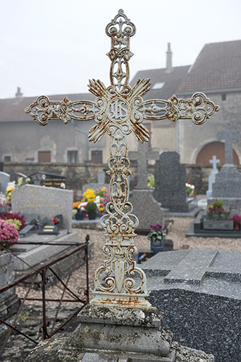 Tombeau de la famille Roland. Détail : croix en fonte constituée de volutes, rayons irradiants, IHS au centre des traverses et une urne funéraire à la base. © Mary Ruffinoni / Région Bourgogne-Franche-Comté, Inventaire du patrimoine - 2012