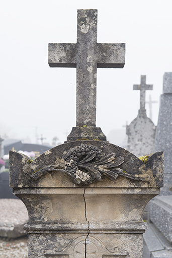 Tombeau de Delphine Delaire, épouse Mantez. Détail : bouquet d'immortelles. © Mary Ruffinoni / Région Bourgogne-Franche-Comté, Inventaire du patrimoine - 2012