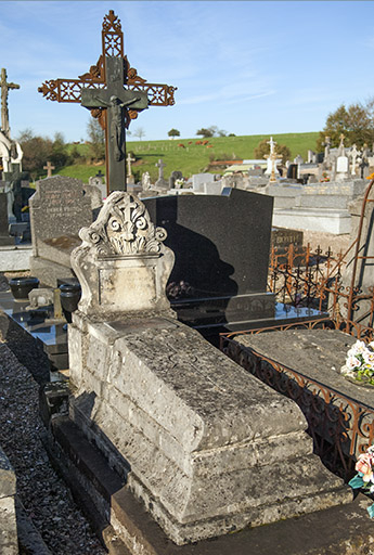 Tombeau de Félicie Cordier. Inscription funéraire : ICI REPOSE / FELICIE CORDIER / EPOUSE BERTRAND / 1847-1886 (?). Plaque ajoutée sur la tombe : GABRIELLE / BERTRAND / EPOUSE / MOUTARD / 1873-1949. © Mary Ruffinoni / Région Bourgogne-Franche-Comté, Inventaire du patrimoine - 2012