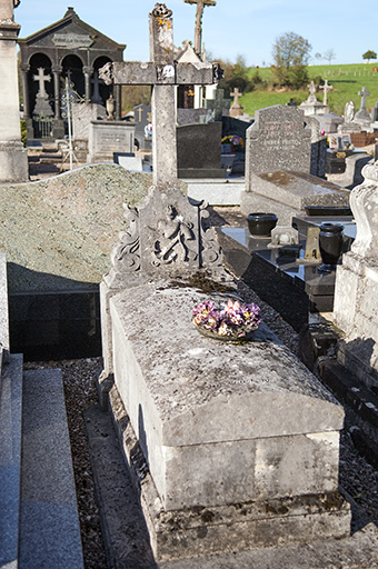 Tombeau portant la date 18 [..] et une inscription illisible. © Mary Ruffinoni / Région Bourgogne-Franche-Comté, Inventaire du patrimoine - 2012