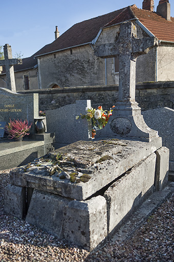 Tombeau de Jean-Pierre Pelissier. Inscription gravée sur un écu placé sur la tombe : ICI REPOSE EN DIEU / JEAN-PIERRE PELISSIER / OFFICIER EN RETRAITE / CHEVALIER DE LA / LEGION D'HONNEUR [...] 1884 [...] DANS SA 86E ANNEE. © Mary Ruffinoni / Région Bourgogne-Franche-Comté, Inventaire du patrimoine - 2012