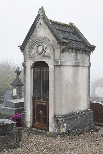 Monument funéraire de la famille Petit-Robardey. De style néo-gothique (trilobe au fronton), il est orné au tympan d'une couronne d'immortelles retenue par un ruban. © Mary Ruffinoni / Région Bourgogne-Franche-Comté, Inventaire du patrimoine - 2012