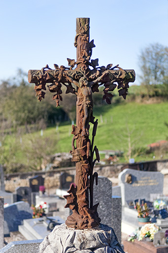 Tombes de la famille Belet-Maillot. Détail : Christ en croix, lierre et joncs. © Mary Ruffinoni / Région Bourgogne-Franche-Comté, Inventaire du patrimoine - 2012