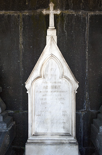 Monument funéraire de la famille Druhot. Tombeau de Georges-Armand Druhot (1843-Paris 1858), fils de Jean-Charles Druhot et d'Adèle Druhot, née Vigneron. © Mary Ruffinoni / Région Bourgogne-Franche-Comté, Inventaire du patrimoine - 2012