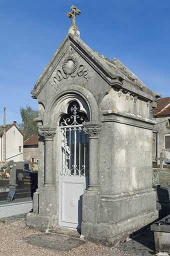 Monument funéraire des familles Seurot, Bregand et Druais (dont Hippolyte Druais, maire de Faverney de 1888 à 1913).  © Mary Ruffinoni / Région Bourgogne-Franche-Comté, Inventaire du patrimoine - 2012