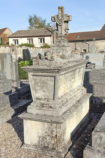 Tombeau de Jean-Baptiste-Edouard Camuset. © Mary Ruffinoni / Région Bourgogne-Franche-Comté, Inventaire du patrimoine - 2012