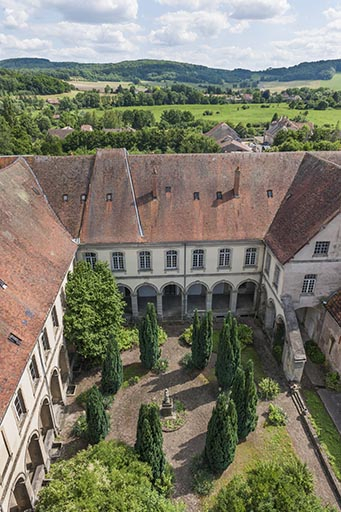 Vue générale du cloître depuis le grand clocher sud-ouest. © Mary Ruffinoni / Région Bourgogne-Franche-Comté, Inventaire du patrimoine - 2012