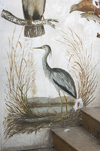 Détail des représentations d'oiseaux exécutées dans la cage de l'escalier menant au grenier : héron. © Jérôme Mongreville / Région Bourgogne-Franche-Comté, Inventaire du patrimoine - 2012