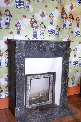 Vue générale de la cheminée d'une des chambres situées à l'étage. © Jérôme Mongreville / Région Bourgogne-Franche-Comté, Inventaire du patrimoine - 2012