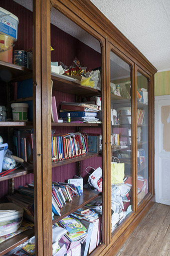 Meuble d'exposition situé à l'étage et servant à présenter des oiseaux empaillés. © Jérôme Mongreville / Région Bourgogne-Franche-Comté, Inventaire du patrimoine - 2012