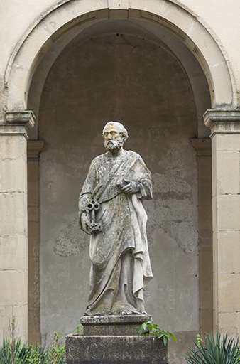 Statue de saint Pierre au centre du cloître. © Mary Ruffinoni / Région Bourgogne-Franche-Comté, Inventaire du patrimoine - 2012