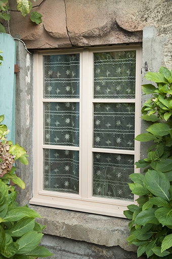 Ferme, 23 Grande Rue : baie à linteau en accolade, côté cour. © Mary Ruffinoni / Région Bourgogne-Franche-Comté, Inventaire du patrimoine - 2012