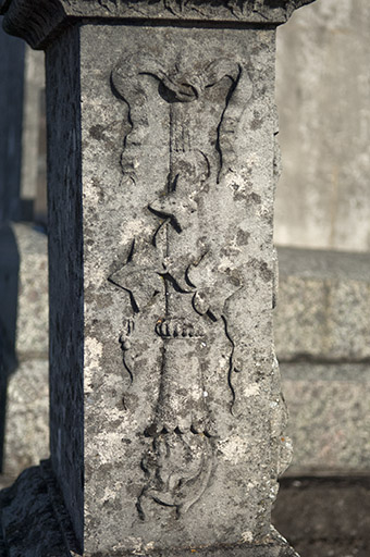 Tombeau de Charles Petit et de son épouse Eugénie Queminet : détail, torche renversée. © Mary Ruffinoni / Région Bourgogne-Franche-Comté, Inventaire du patrimoine - 2012