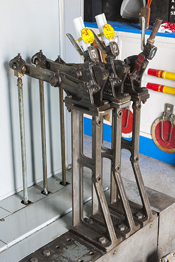 Gare de Port-d'Atelier, poste d'aiguillage : manettes de commande. © Jérôme Mongreville / Région Bourgogne-Franche-Comté, Inventaire du patrimoine - 2012 Gare de Port-d'Atelier, poste d'aiguillage : manettes de commande. © Jérôme Mongreville / Région Bourgogne-Franche-Comté, Inventaire du patrimoine - 2012